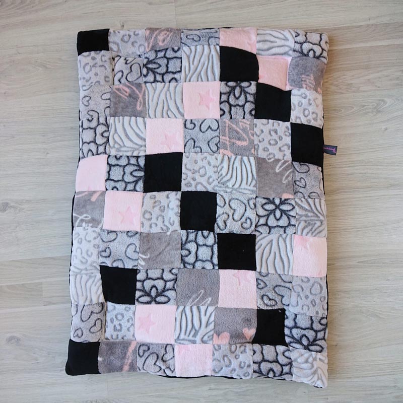 Knuffelkleed – patchwork licht roze & grijs