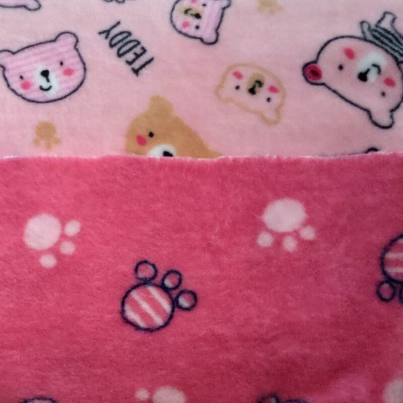 Wellness fleece - beertjes en pootjes op roze (dubbelzijdig)