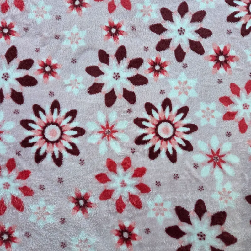 Een zachtroze achterkant met bloemen in wit, rood en bordeaux.